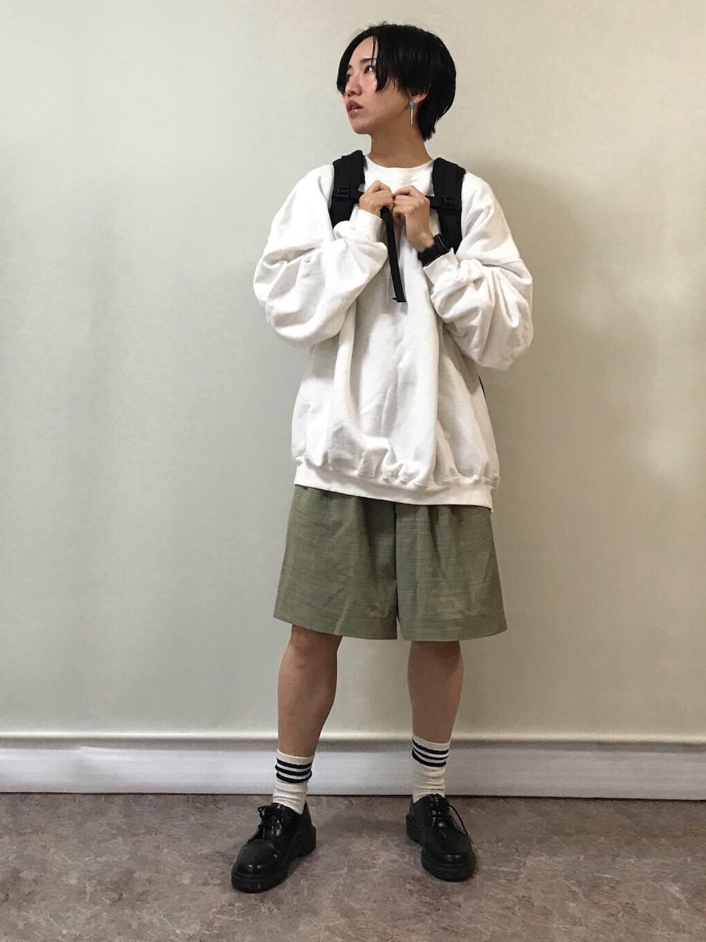 「カジュアル、大人カジュアル、休日コーデ、半ズボン、グルカショーツ、ショーツ、ゆるコーデ、メンズライク、ボーイッシュ、革靴」｜「JOURNAL STANDARDの【GOOD GRIEF/グッド・グリーフ】クルーネックスウェット（スウェット、ホワイト系）」を使った、ひらめ。さん（レディース・165cm）の夏コーディネートの1枚目の写真