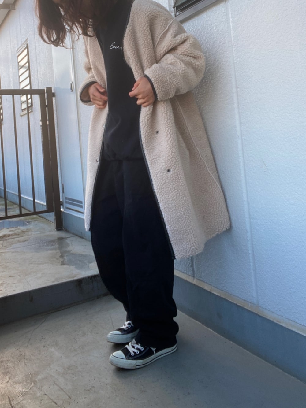 「年末WEAR感謝祭、シンプル、楽チンコーデ、ボア、ボアコート、もこもこ、メンズライク、ボーイッシュ、ストリート、モノトーン」｜「miteのアイテム（ノーカラーコート、ベージュ系）」を使った、ひらめ。さん（レディース・165cm）の冬コーディネートの1枚目の写真