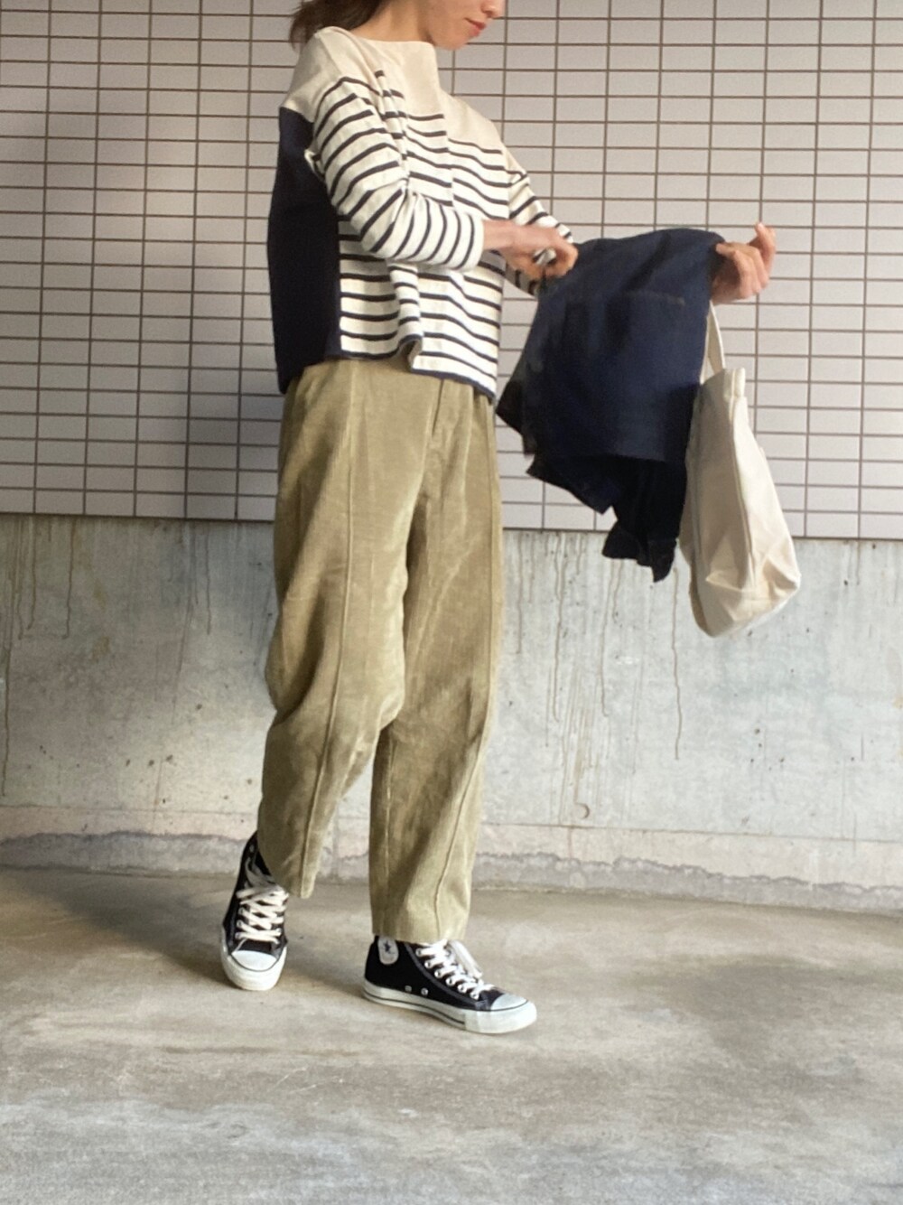 「オトナカジュアル、シンプル、春、オトナ女子、UNIQLO、ユニクロ、デニムジャケット、ボーター、ゆるコーデ、プチプラコーデ」｜「ikiのアイテム（Tシャツ/カットソー、ホワイト系）」を使った、ひらめ。さん（レディース・165cm）の冬コーディネートの1枚目の写真