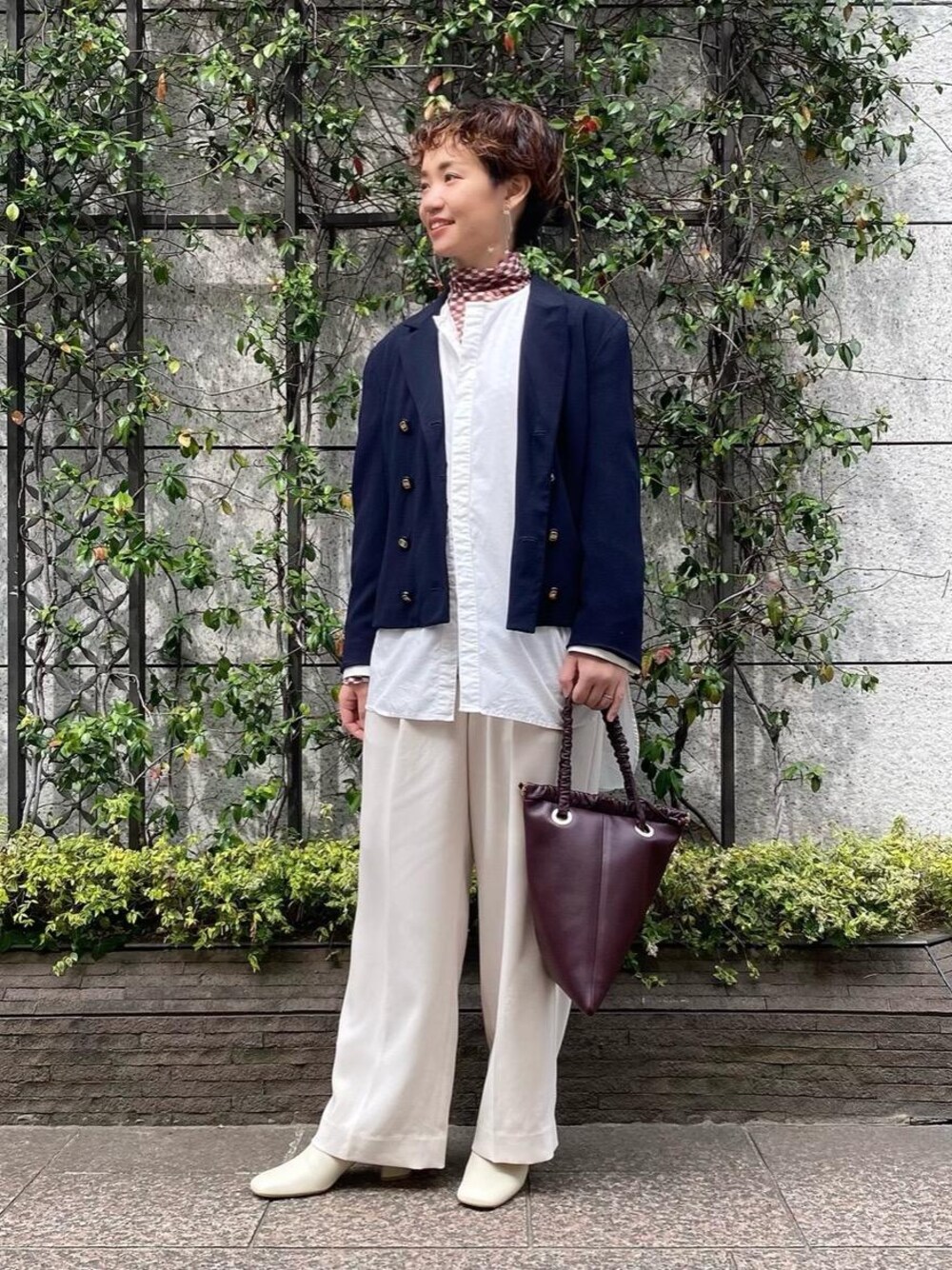 「レイヤードスタイル、ジャケットスタイル、ユナイテッドアローズ、秋コーデ、Pants style、ROKU、オデットエオディール、Boots styling、beauty and youth、ブーツ　白」｜「ODETTE E ODILEのOFD スクエアプレーン ショートブーツ60↑（ブーツ、ホワイト系）」を使った、伊藤　オデット エ オディール スタッフさん（レディース・152cm）の秋コーディネートの1枚目の写真
