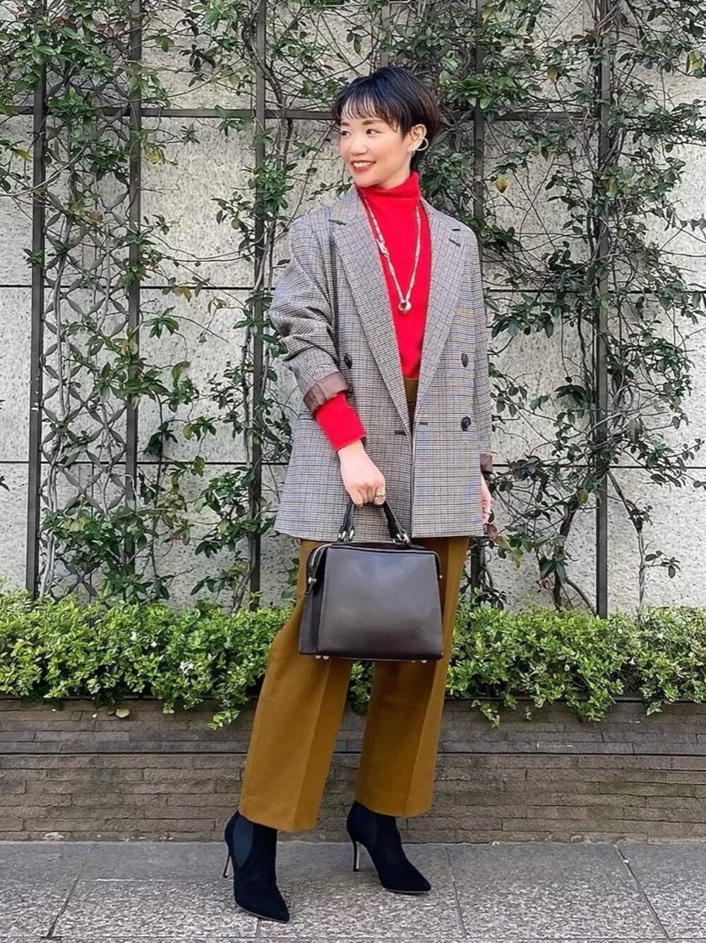 「ジャケット、レッド、タートルネック、Steven Alan、ユナイテッドアローズ、オフィスカジュアル、Pants style、オデットエオディール、Boots styling、STEFANOTURCO」｜「ODETTE E ODILEの【別注】STEFANOTURCO MAYA（ショルダーバッグ、ブラウン系）」を使った、伊藤　オデット エ オディール スタッフさん（レディース・152cm）の冬コーディネートの1枚目の写真