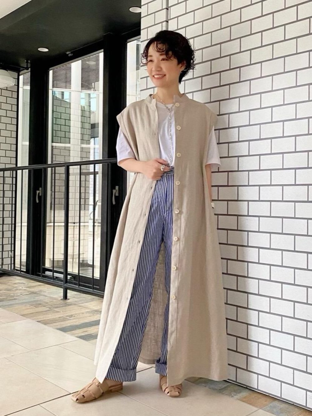 「リラックス、ストライプ、ユナイテッドアローズ、スリッパ、ゆるコーデ、ロングジレ、Pants style、オデットエオディール、Sandals styling、休日すたいる」｜「ODETTE E ODILEのOID ウーヴンレザー FLT15↑（サンダル、ベージュ系）」を使った、伊藤　オデット エ オディール スタッフさん（レディース・152cm）の春コーディネートの1枚目の写真