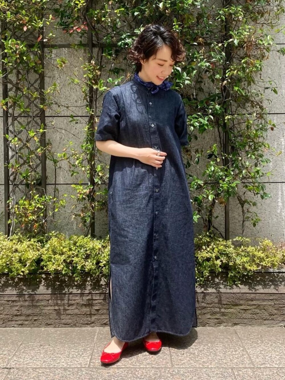 「ワンピース、レッド、バレエシューズ、デニムワンピース、Steven Alan、レインシューズ、ユナイテッドアローズ、オデットエオディール、スクエアトゥ、Flat shoes styling」｜「ODETTE E ODILEの【晴雨兼用】OFD R スクエアバレエ FLT10◎↓↑（レインシューズ、レッド系）」を使った、伊藤　オデット エ オディール スタッフさん（レディース・152cm）の夏コーディネートの1枚目の写真