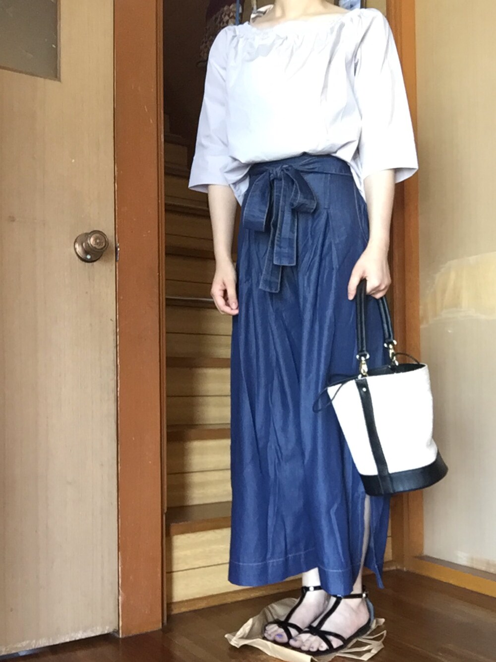 「休日スタイル、プチプラコーデ、ワイドパンツ、UNIQLO、カジュアルコーデ、プチプラ、オフショル、シンプルコーデ」｜「UNIQLOのエクストラファインコットンオフショルダーブラウス（7分袖）（シャツ/ブラウス、グレー系）」を使った、m@さん（レディース・164cm）の夏コーディネートの1枚目の写真