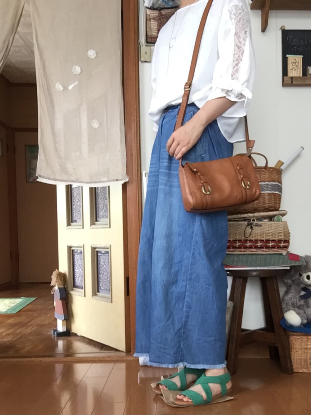 「カジュアルコーデ、プチプラコーデ、プチプラ、パンツスタイル、ワイドパンツ、ホワイト、デニム、しまむら」｜「GLOBAL WORKのリボンスリーブブラウス8分袖/741157（シャツ/ブラウス、ホワイト系）」を使った、m@さん（レディース・164cm）の夏コーディネートの1枚目の写真