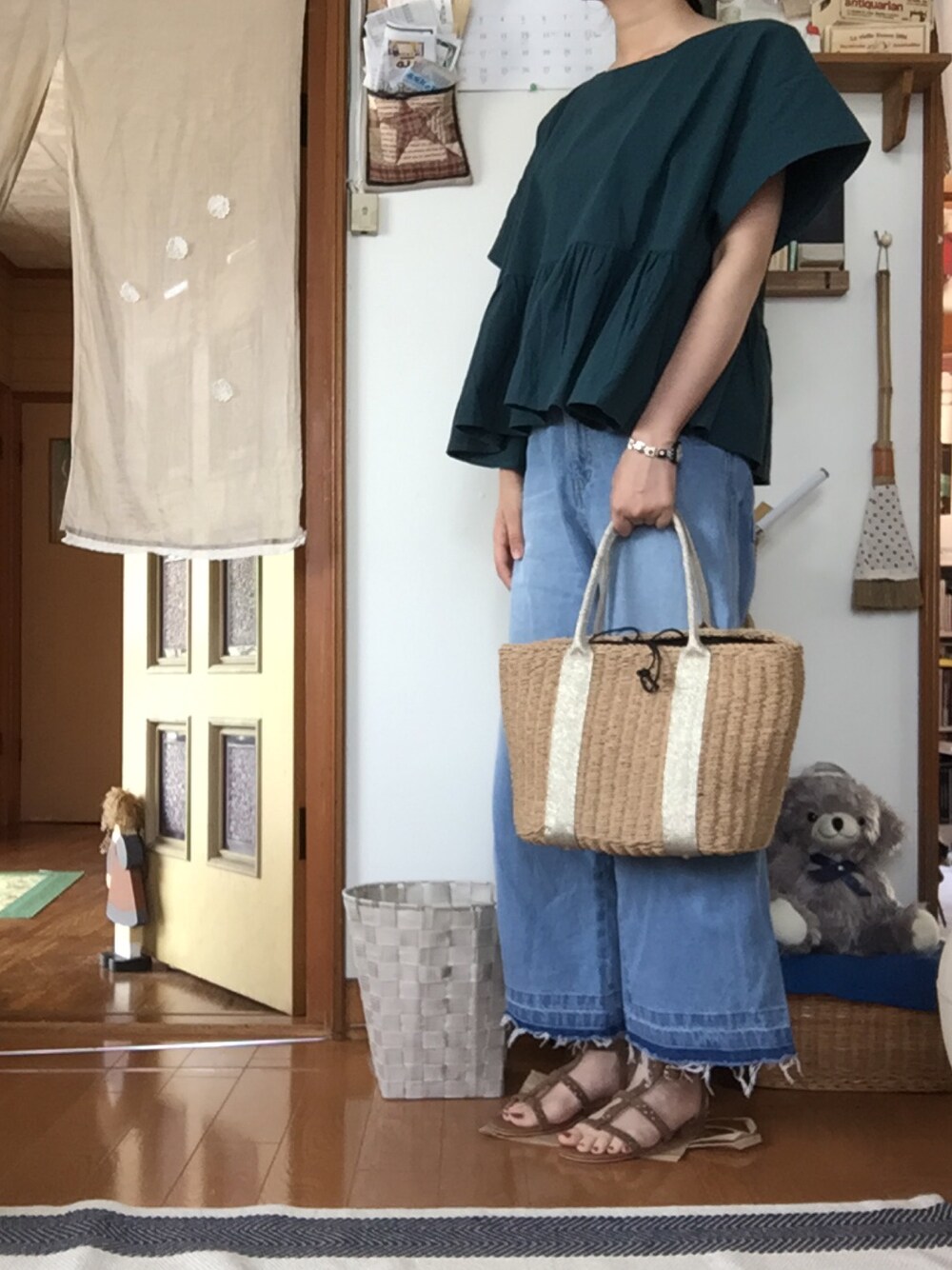 「カジュアル、夏コーデ、サンダル、オトナカジュアル、デニムパンツ、プチプラ、ラフ」｜「MERLOTのバックリボン裾フリルトップス2290（シャツ/ブラウス、ブルー系）」を使った、m@さん（レディース・164cm）の夏コーディネートの1枚目の写真