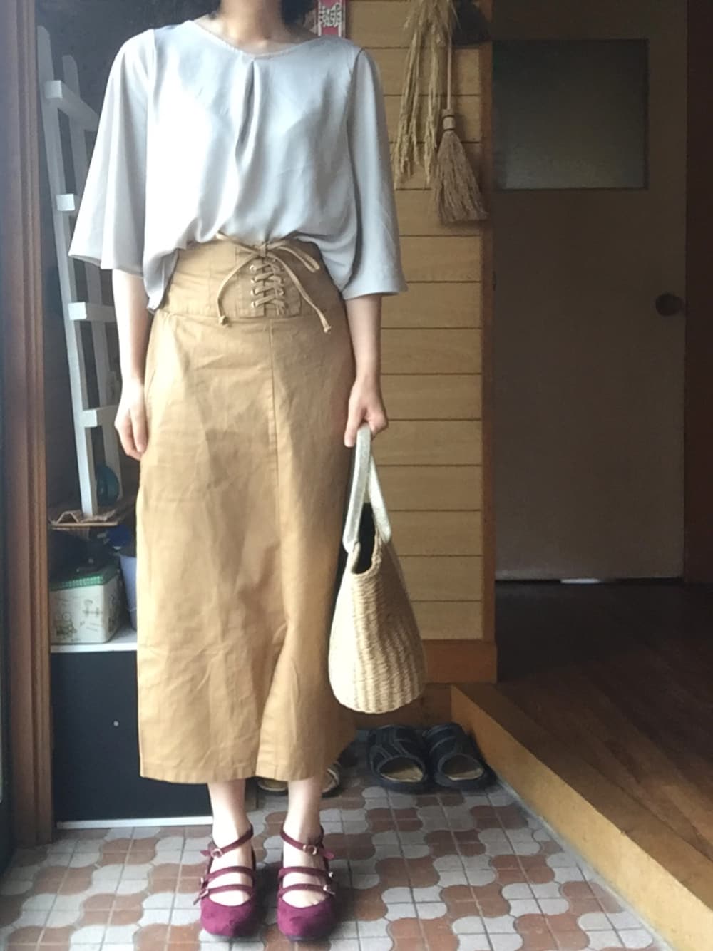 「大人カジュアル、シンプルコーデ、きれいめカジュアル、プチプラ、ロングスカート、秋のコーデ、タイトスカート、ベージュ」｜「earth music&ecologyのフレアースリーブブラウソー（Tシャツ/カットソー、グレー系）」を使った、m@さん（レディース・164cm）の夏コーディネートの1枚目の写真