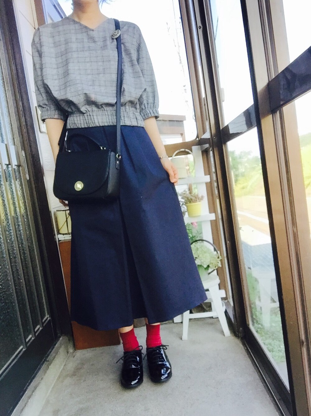 「GU、チノスカート、大人カジュアル、秋のコーデ、秋服、プチプラ、ロングスカート、赤」｜「Availのアイテム（Tシャツ/カットソー、グレー系）」を使った、m@さん（レディース・164cm）の秋コーディネートの1枚目の写真