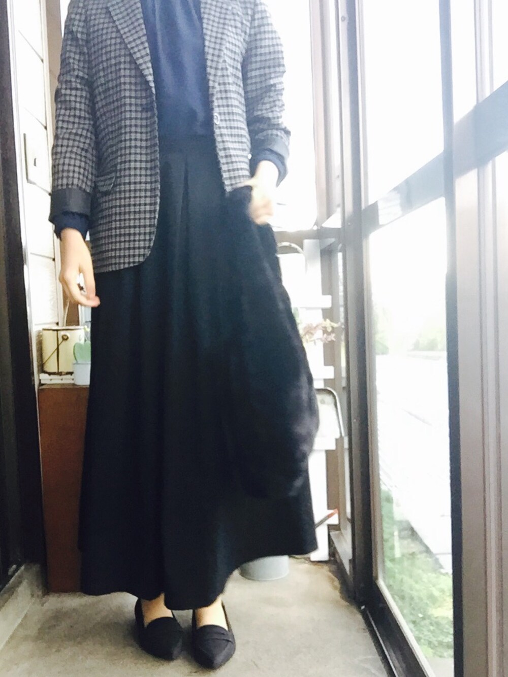「ブラック、モノトーン、秋のコーデ、チェック、ハイネック、ネイビー、ファー小物、ロングスカート、黒」｜「SFWのTSJ1026N（ローファー、ブラック系）」を使った、m@さん（レディース・164cm）の秋コーディネートの1枚目の写真