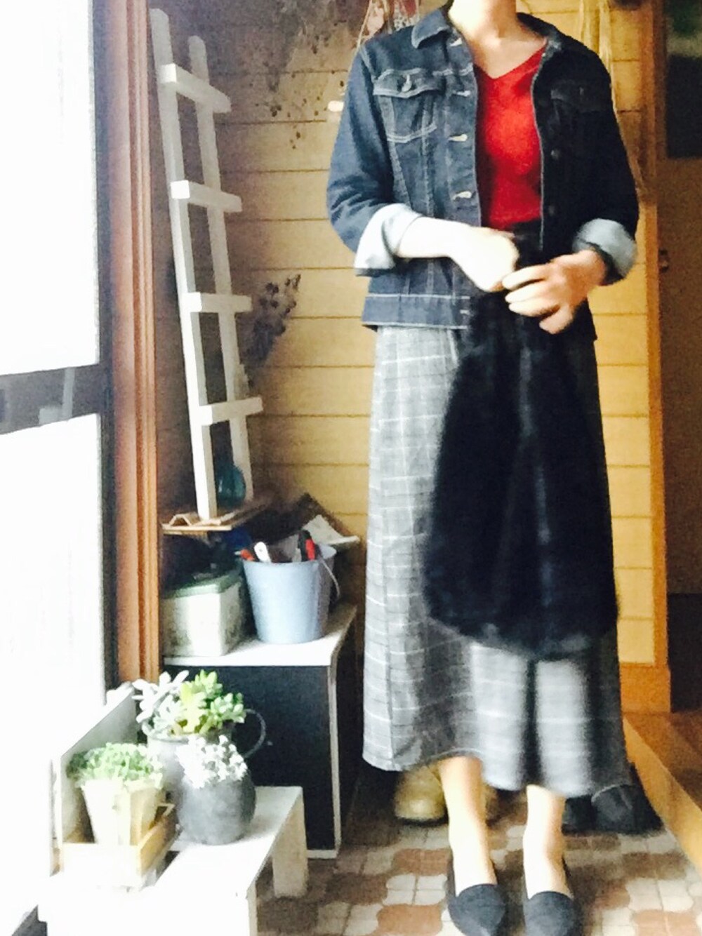 「秋のコーデ、シンプルコーデ、オトナカジュアル、ワイドパンツ、グレンチェック、赤、UNIQLO、Gジャン、ファー小物、黒」｜「HoneysのＧジャン（デニムジャケット、ブルー系）」を使った、m@さん（レディース・164cm）の秋コーディネートの1枚目の写真