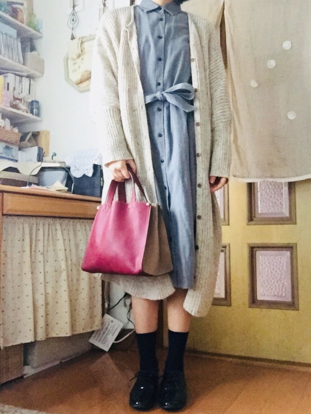 「オトナカジュアル、シャツワンピ、秋のコーデ、ワンピース、ニットカーディガン、プチプラ、ゆるコーデ、UNIQLO」｜「GLOBAL WORKのレースアップヒールシューズ/741140（その他シューズ、ブラック系）」を使った、m@さん（レディース・164cm）の秋コーディネートの1枚目の写真