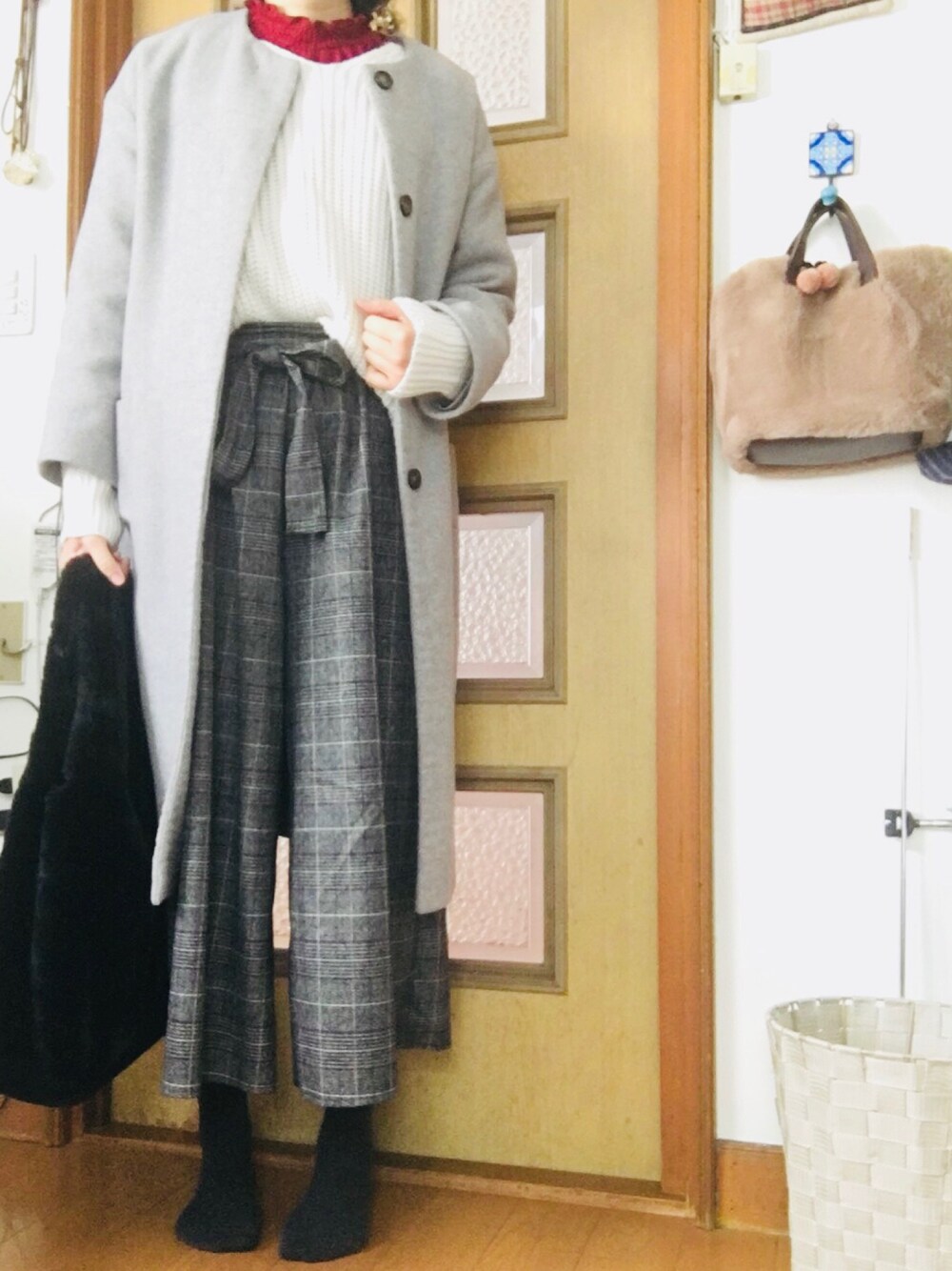「オトナカジュアル、冬コーデ、プチプラ、グレー、グレンチェック、ニット、白ニット、ハイネック」｜「studio CLIPのメルトンノーカラーコート（ノーカラージャケット、グレー系）」を使った、m@さん（レディース・164cm）の冬コーディネートの1枚目の写真