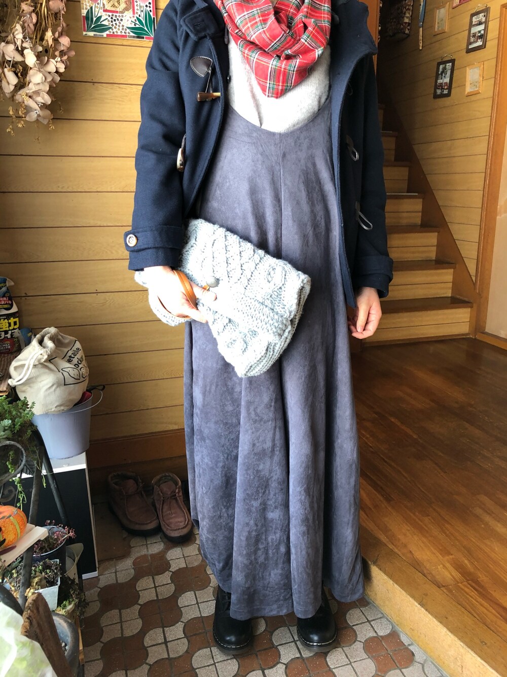 「カジュアル、大人カジュアル、ダッフルコート、サロペット、冬コーデ、プチプラ、シンプル、ネイビー」｜「MERLOTの肩リボンサロペットワイドパンツ1202（サロペット/オーバーオール、グレー系）」を使った、m@さん（レディース・164cm）の冬コーディネートの1枚目の写真