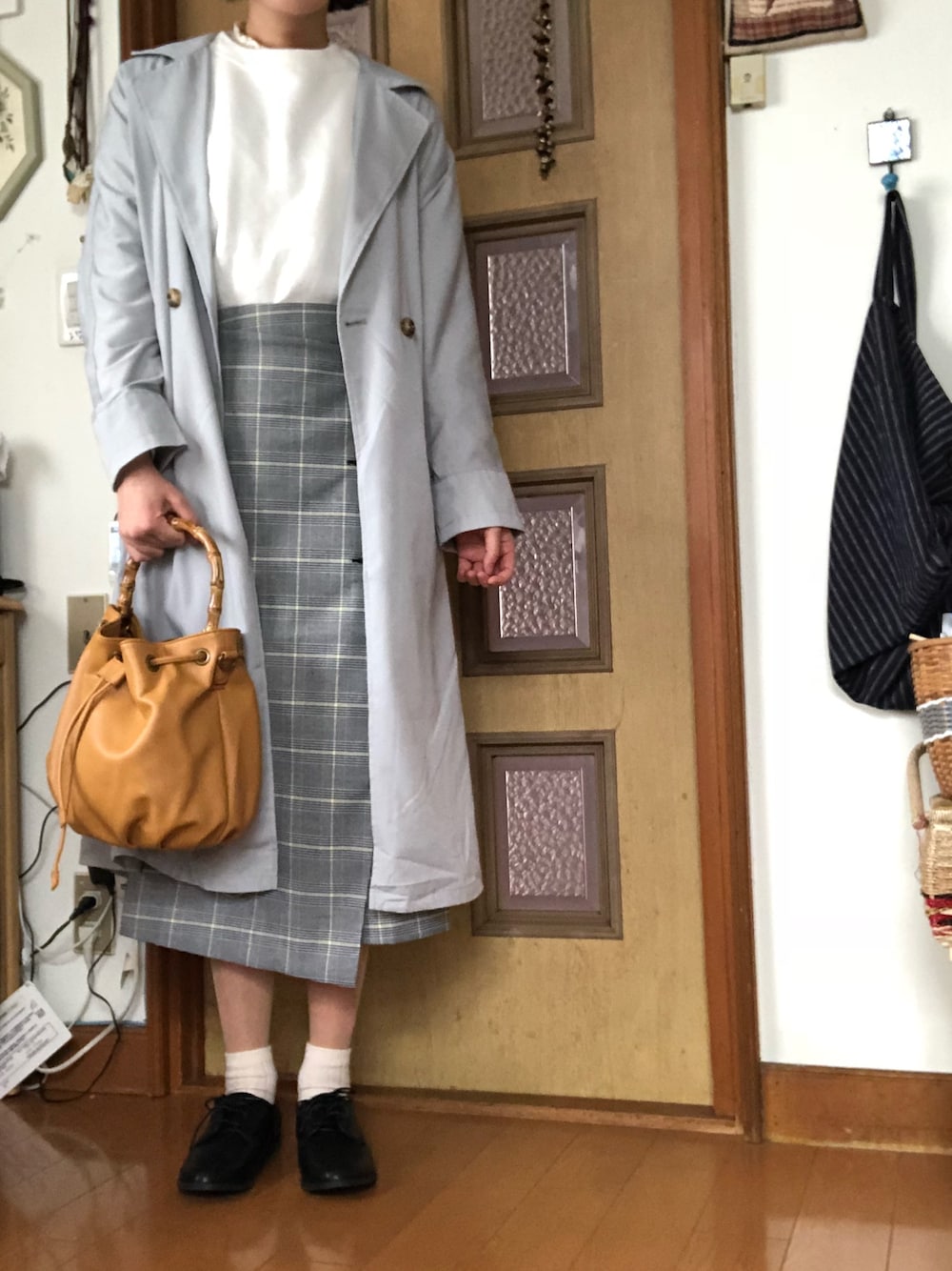 「大人カジュアル、春コーデ、白ソックス、グレー、チェック、トレンチコート」｜「Muletのバンブーハンドル 2WAY 巾着 ショルダー（ショルダーバッグ、イエロー系）」を使った、m@さん（レディース・164cm）の春コーディネートの1枚目の写真