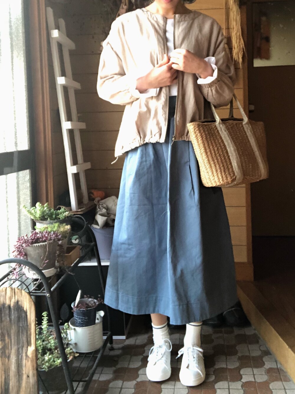 「大人カジュアル、かごバッグ、チノスカート、シンプル、春コーデ、coen、スニーカー、白スニーカー」｜「coenのワントーンスニーカー(ブラック ⇒ WEB限定カラー)（スニーカー、ホワイト系）」を使った、m@さん（レディース・164cm）の春コーディネートの1枚目の写真
