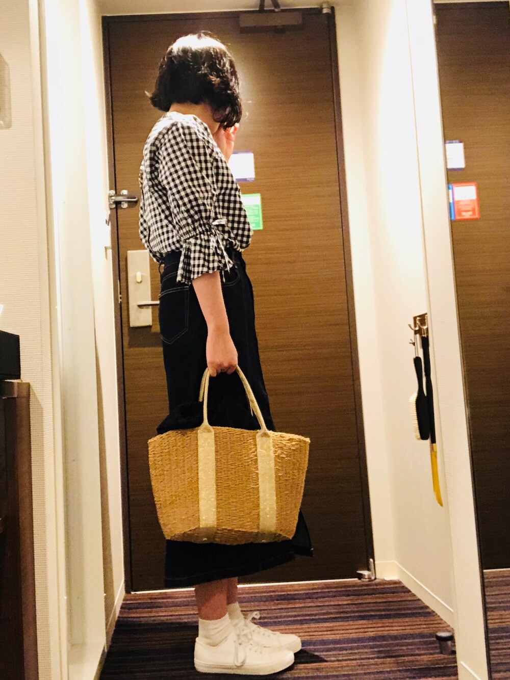 「春コーデ、シンプルコーデ、オトナ女子、プチプラコーデ、プチプラ、ギンガムチェック、大人カジュアル、デニムスカート、GU、かごバッグ」｜「haco!のちゃんと便利な大人カゴトート（かごバッグ、ゴールド系）」を使った、m@さん（レディース・164cm）の春コーディネートの1枚目の写真