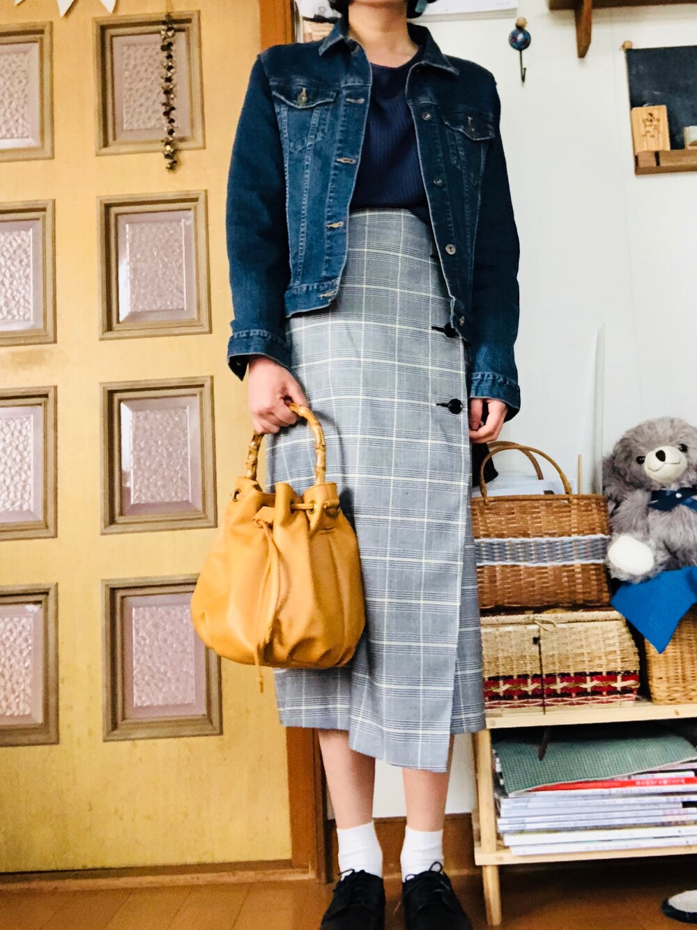 「大人カジュアル、デニム、UNIQLO、チェック、春コーデ、スカート、プチプラ、デニムジャケット」｜「merlot plusのオックスフォードシューズ289-5489（ドレスシューズ、ブラック系）」を使った、m@さん（レディース・164cm）の春コーディネートの1枚目の写真
