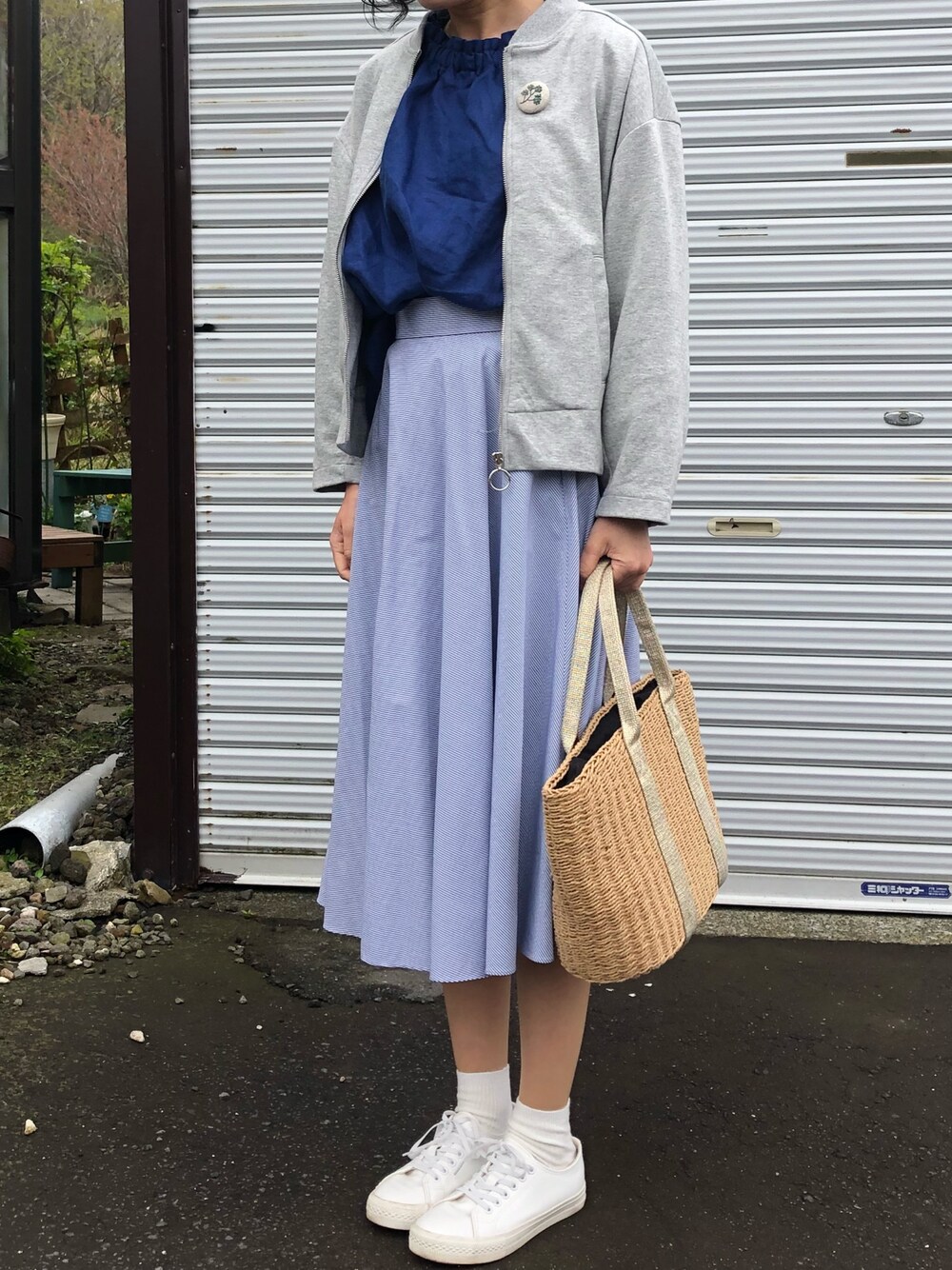 「カジュアル、春コーデ、プチプラ、UNIQLO、白スニーカー、スカート、かごバッグ」｜「notch.の抜き衿ブルゾン                      （ブルゾン、グレー系）」を使った、m@さん（レディース・164cm）の春コーディネートの1枚目の写真