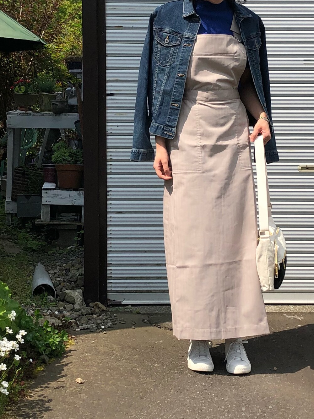 「大人カジュアル、UNIQLO、白スニーカー、KBF、ジャンパースカート、デニム、ショルダーバッグ、スニーカー、夏コーデ、休日スタイル」｜「coenのワントーンスニーカー(ブラック ⇒ WEB限定カラー)（スニーカー、ホワイト系）」を使った、m@さん（レディース・164cm）の夏コーディネートの1枚目の写真