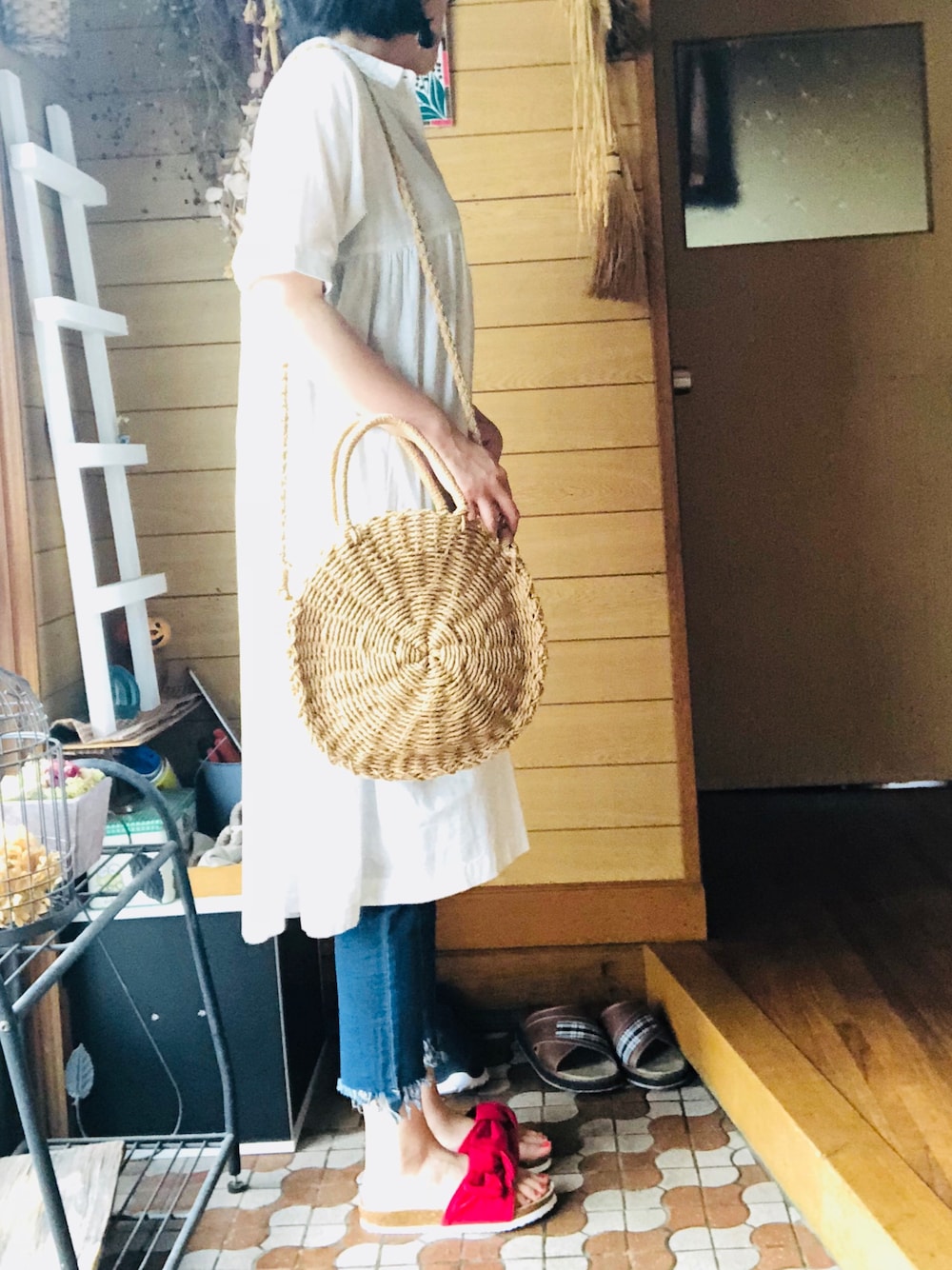 「カジュアル、パンツスタイル、プチプラ、シャツスタイル、シャツワンピ、ホワイト、かごバッグ、赤、しまむら」｜「Edit Sheenのサークル型かごバッグ（かごバッグ、ベージュ系）」を使った、m@さん（レディース・164cm）の夏コーディネートの1枚目の写真