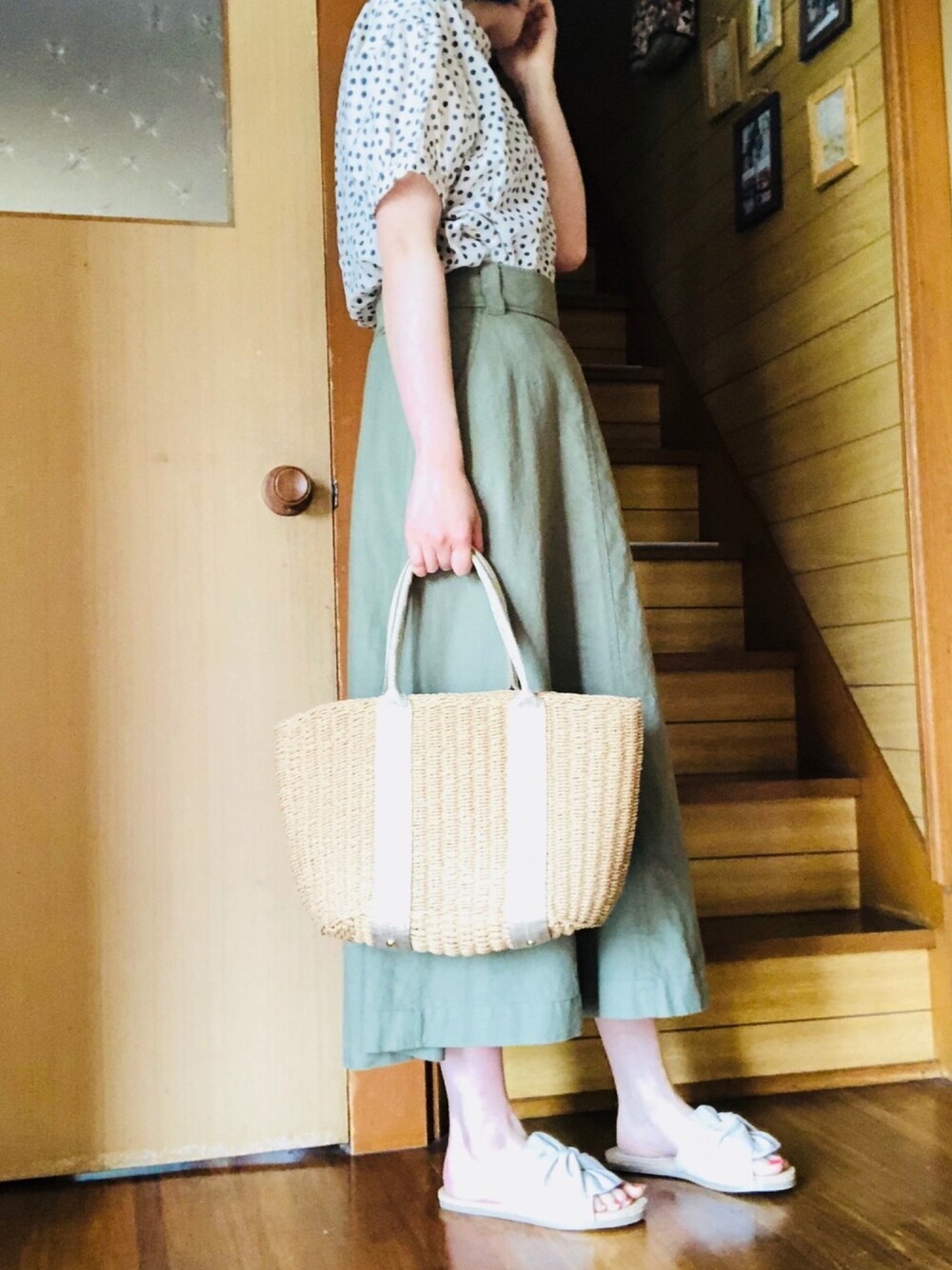 「オトナカジュアル、ドット、かごバッグ、サンダル、カジュアルコーデ、ロングスカート、シンプルコーデ」｜「LOWRYS FARMのハイウエストサスツキスカート　795430（スカート、グリーン系）」を使った、m@さん（レディース・164cm）の夏コーディネートの1枚目の写真