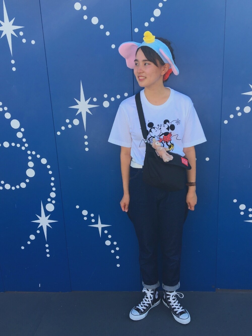 「カップル、ディズニーコーデ、ディズニー、ミッキー、ミニー、ダンボ、おしゃれさんと繋がりたい、ゆるコーデ、converse、シンプル」｜「CONVERSEのconverse コンバース ALL STAR HI オールスター ハイ 3206 BLACK(US)（スニーカー、ブラック系）」を使った、あおいさん（レディース・163cm）の秋コーディネートの1枚目の写真