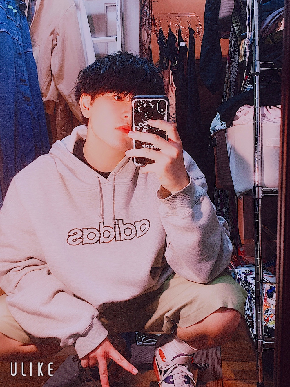 グレー系のパーカー、ベージュ系のその他パンツ、ベージュ系のスニーカーを着用したメンズの秋コーディネートの1枚目の写真