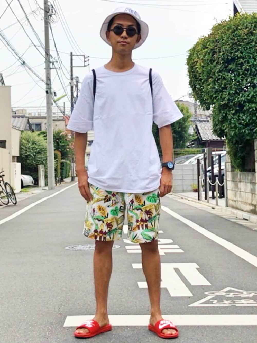 ホワイト系のTシャツ/カットソー、ホワイト系のその他パンツ、レッド系のサンダルを着用したメンズの夏コーディネートの1枚目の写真