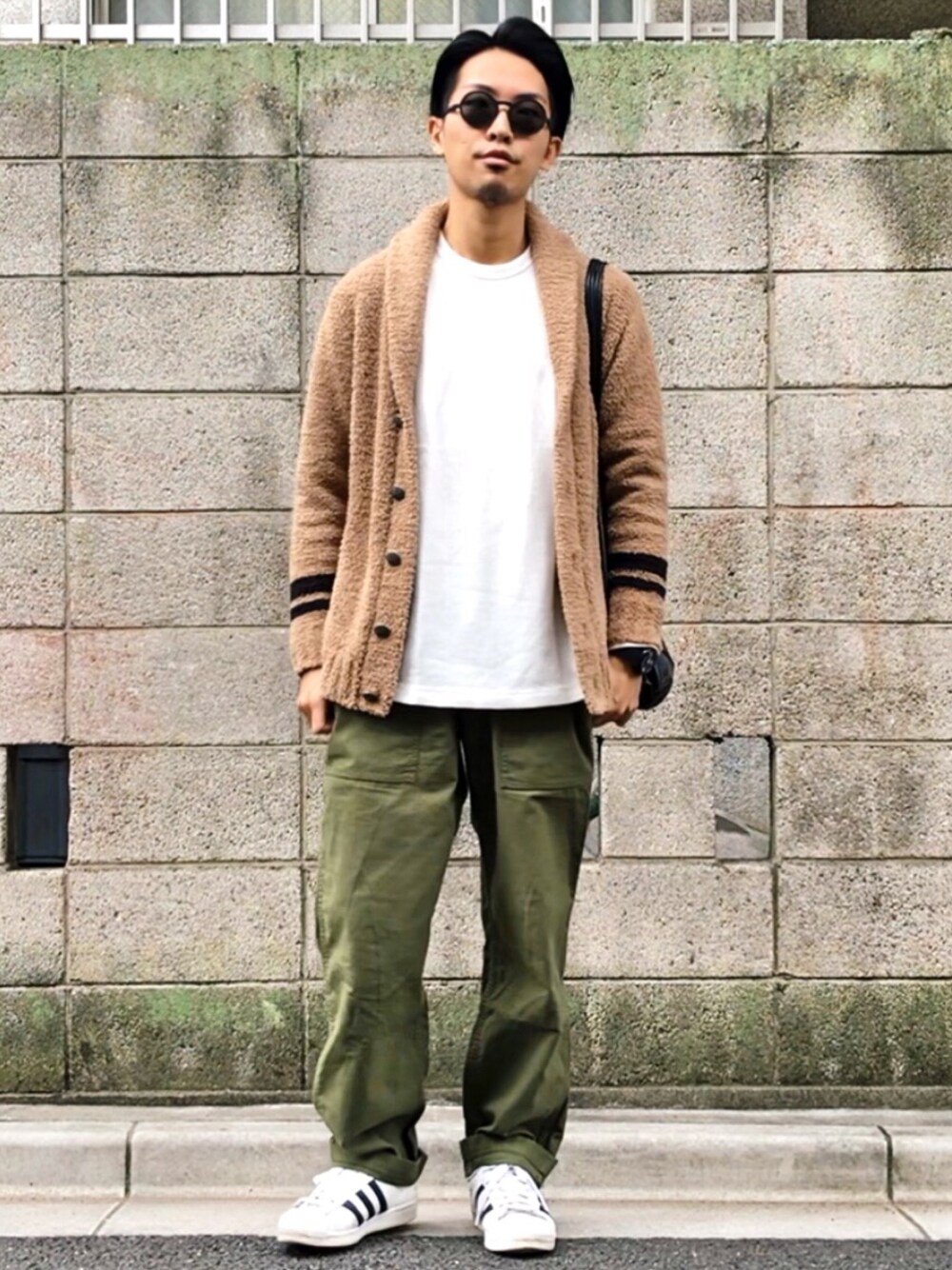 ベージュ系のカーディガン/ボレロ、ホワイト系のTシャツ/カットソー、グリーン系のその他パンツを着用したメンズの秋コーディネートの1枚目の写真