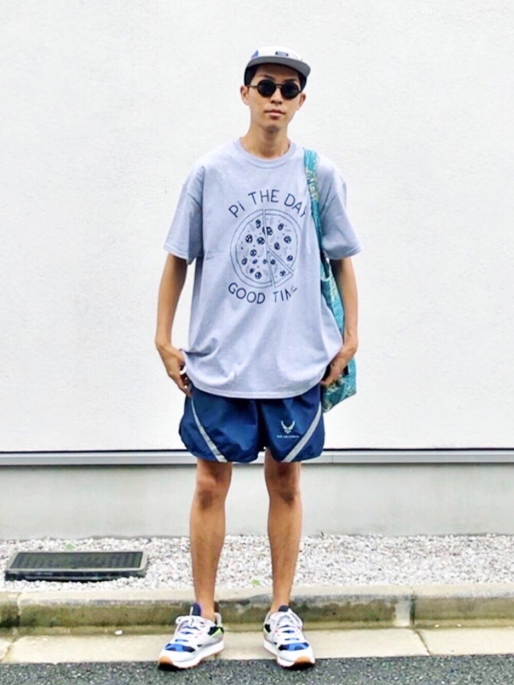 グレー系のTシャツ/カットソー、ブルー系のパンツ、グレー系のスニーカーを着用したメンズの夏コーディネートの1枚目の写真