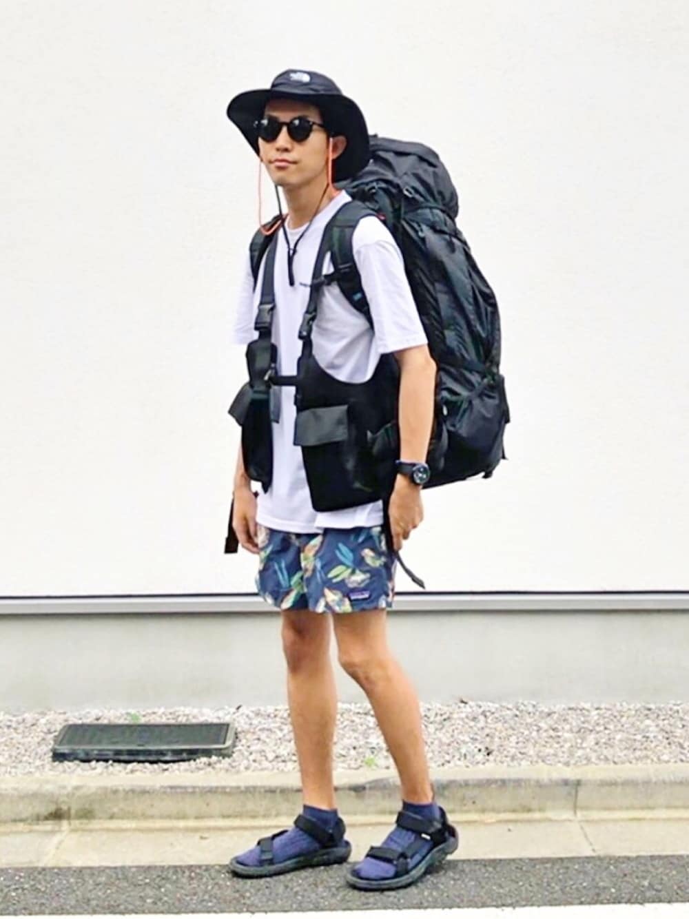 ホワイト系のTシャツ/カットソー、ブラック系のベスト、その他のその他パンツを着用したメンズの夏コーディネートの1枚目の写真