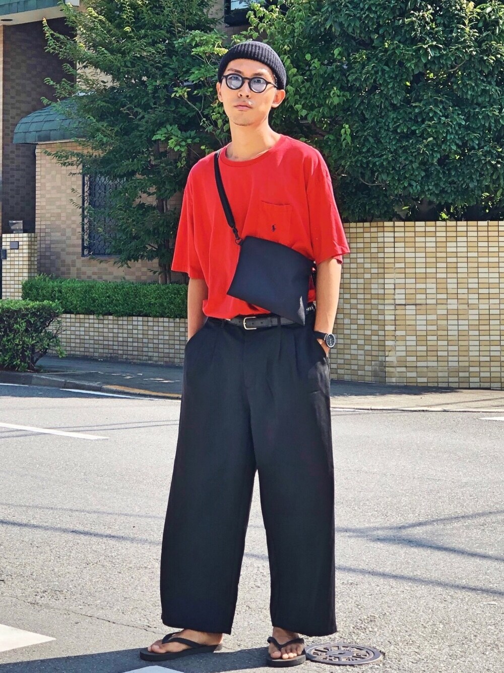 「おしゃれさんと繋がりたい、恋ステwearコーデ、シンプルコーデ、タックイン、オーバーサイズ、ワイドパンツ、ワイドスラックス、スラックス、ビーチサンダル、夏服」｜「usedのアイテム（Tシャツ/カットソー、レッド系）」を使った、macky☺︎さん（メンズ・172cm）の夏コーディネートの1枚目の写真