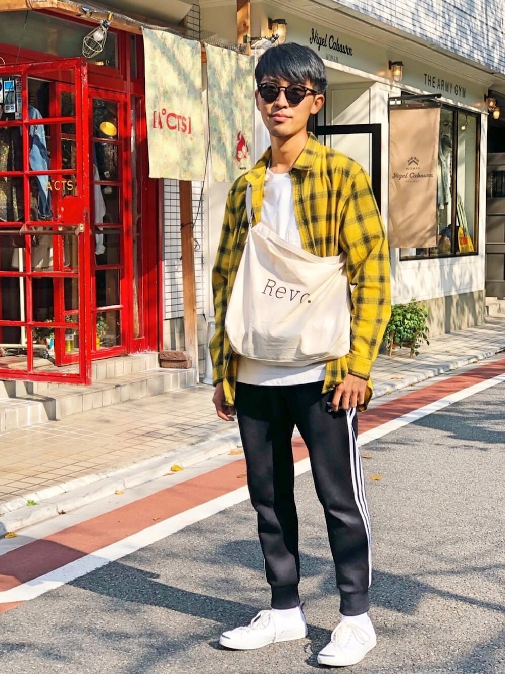 イエロー系のシャツ/ブラウス、ホワイト系のTシャツ/カットソー、ブラック系のスウェットパンツを着用したメンズの秋コーディネートの1枚目の写真