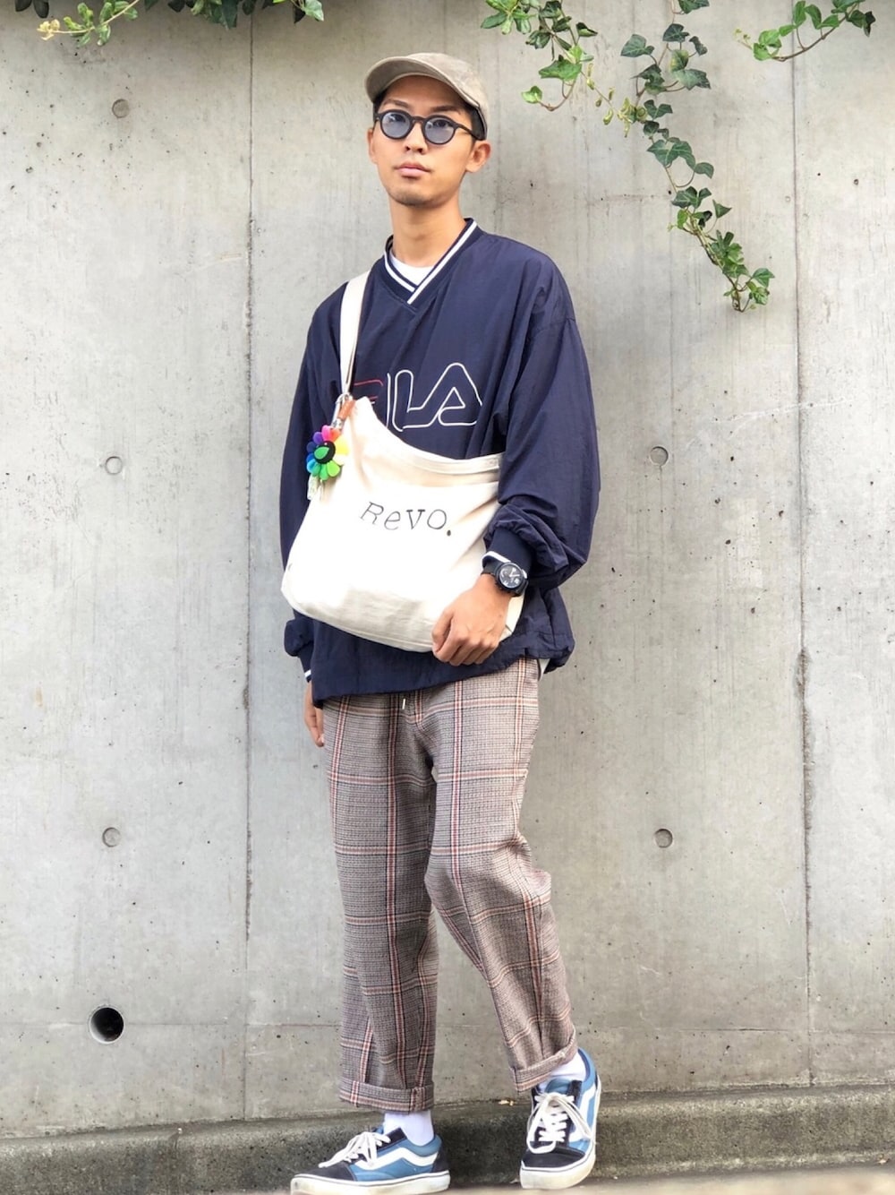 ブルー系のスウェット、ベージュ系のその他パンツ、ブルー系のスニーカーを着用したメンズの秋コーディネートの1枚目の写真