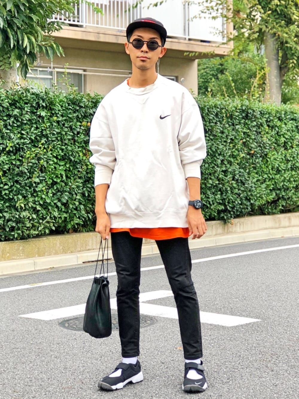 ベージュ系のスウェット、オレンジ系のTシャツ/カットソー、ブラック系のチノパンツを着用したメンズの秋コーディネートの1枚目の写真