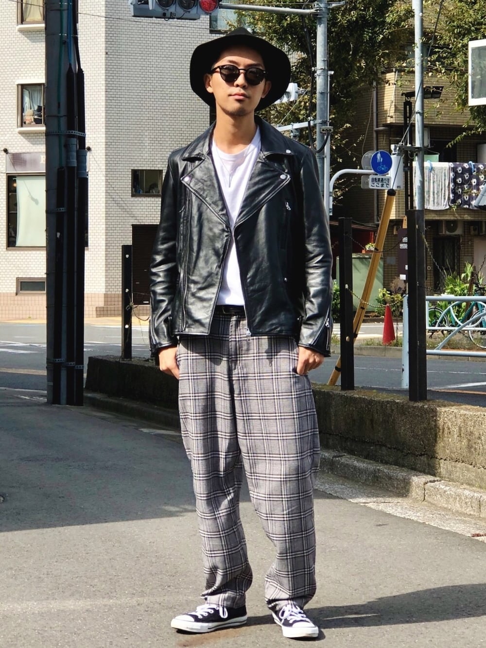 ブラック系のライダースジャケット、ホワイト系のTシャツ/カットソー、グレー系のその他パンツを着用したメンズの秋コーディネートの1枚目の写真