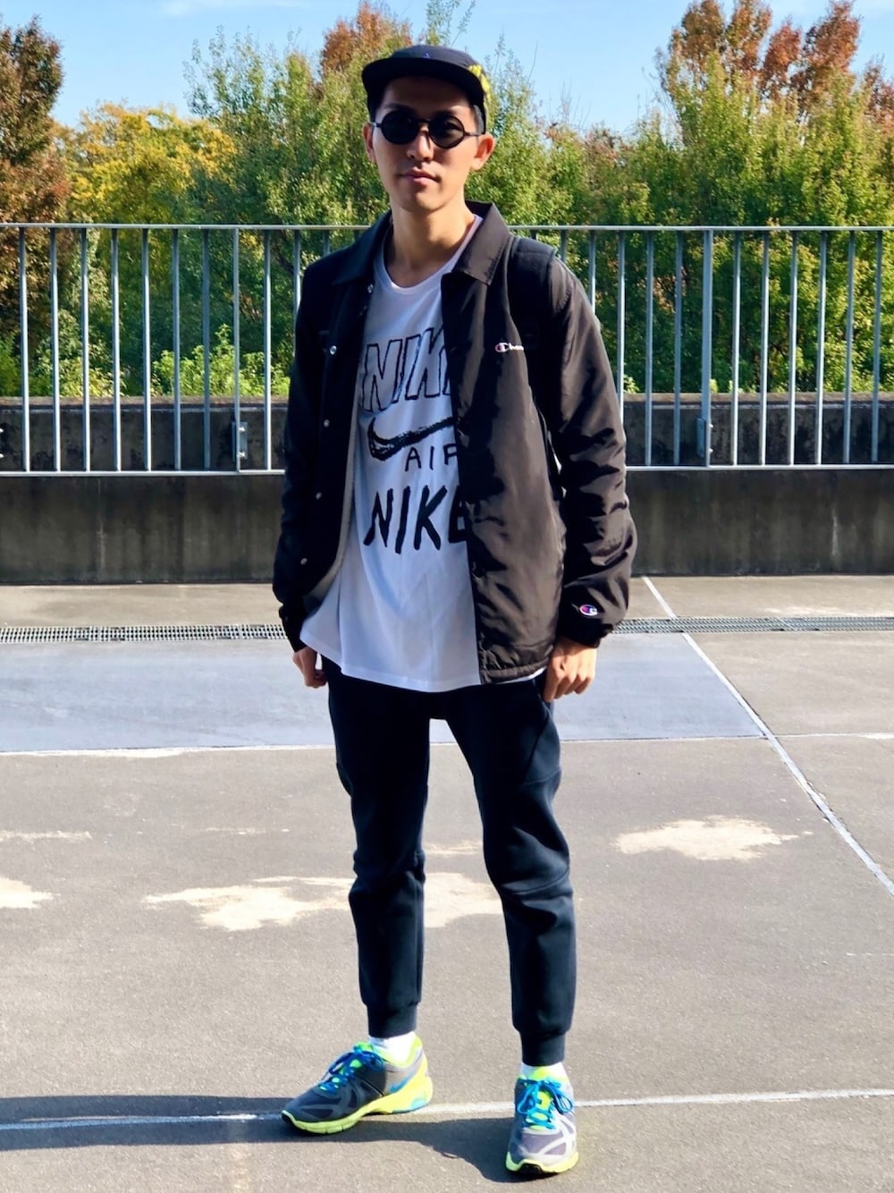 ブラック系のブルゾン、ホワイト系のTシャツ/カットソー、ブラック系のスウェットパンツを着用したメンズの秋コーディネートの1枚目の写真