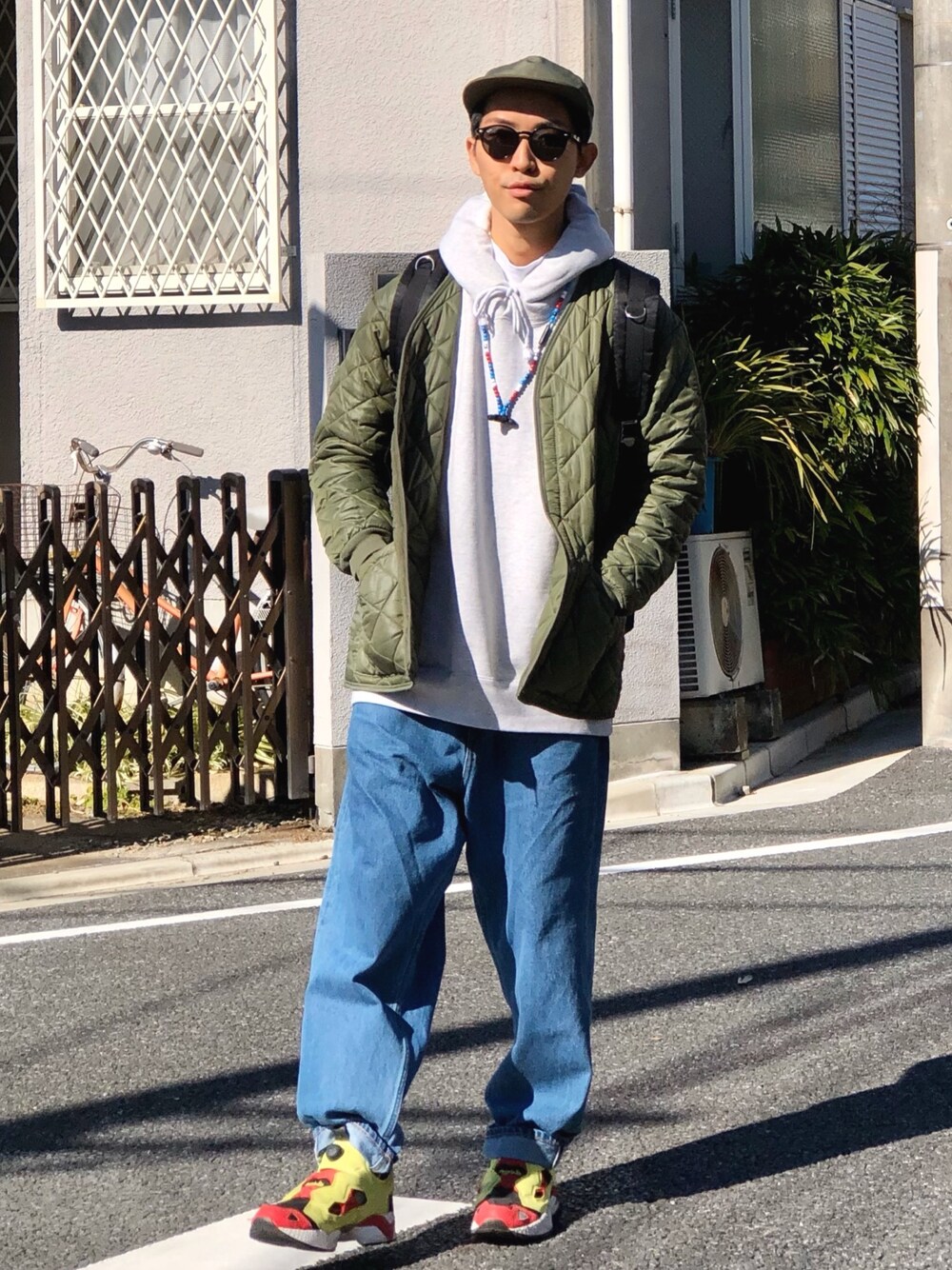 グリーン系のジャケット/アウター、グレー系のパーカー、ブルー系のデニムパンツを着用したメンズの冬コーディネートの1枚目の写真