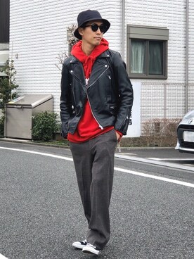 ライダースジャケットを使った「赤パーカー」の人気ファッション