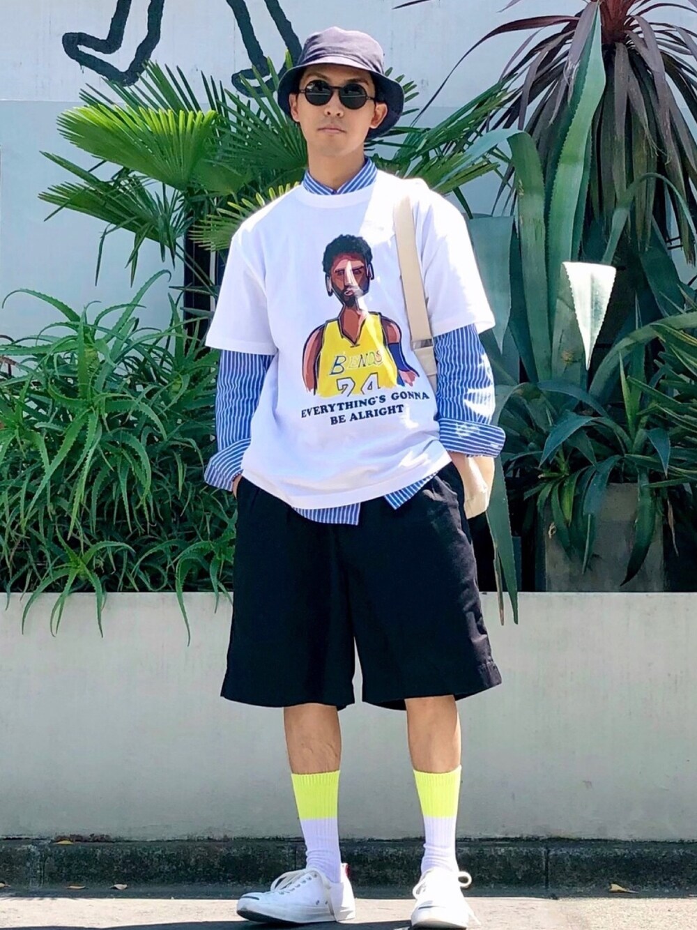 ホワイト系のTシャツ/カットソー、ブルー系のシャツ/ブラウス、ブラック系のその他パンツを着用したメンズの春コーディネートの1枚目の写真