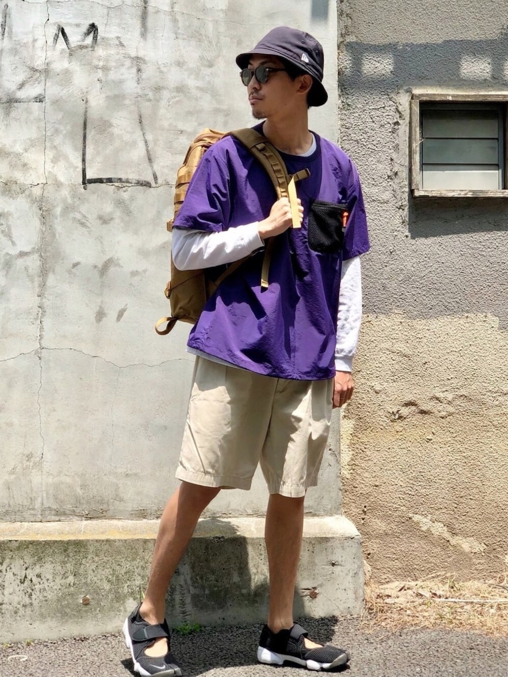 パープル系のトップス、ホワイト系のTシャツ/カットソー、ベージュ系のパンツを着用したメンズの夏コーディネートの1枚目の写真