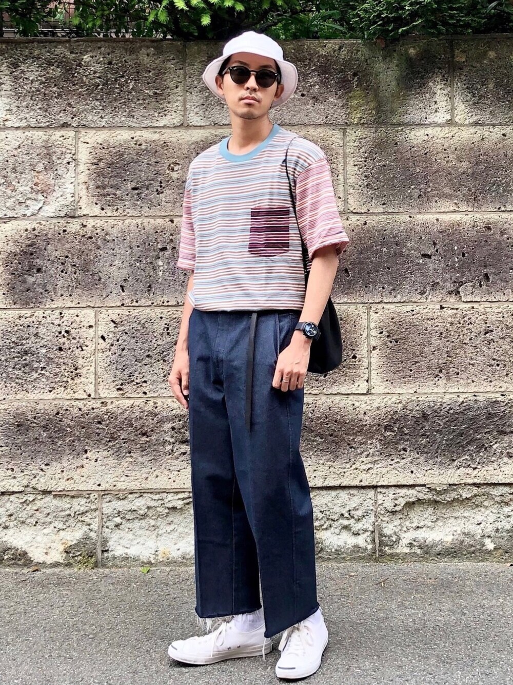 ブルー系のTシャツ/カットソー、ブルー系のデニムパンツ、ホワイト系のスニーカーを着用したメンズの夏コーディネートの1枚目の写真
