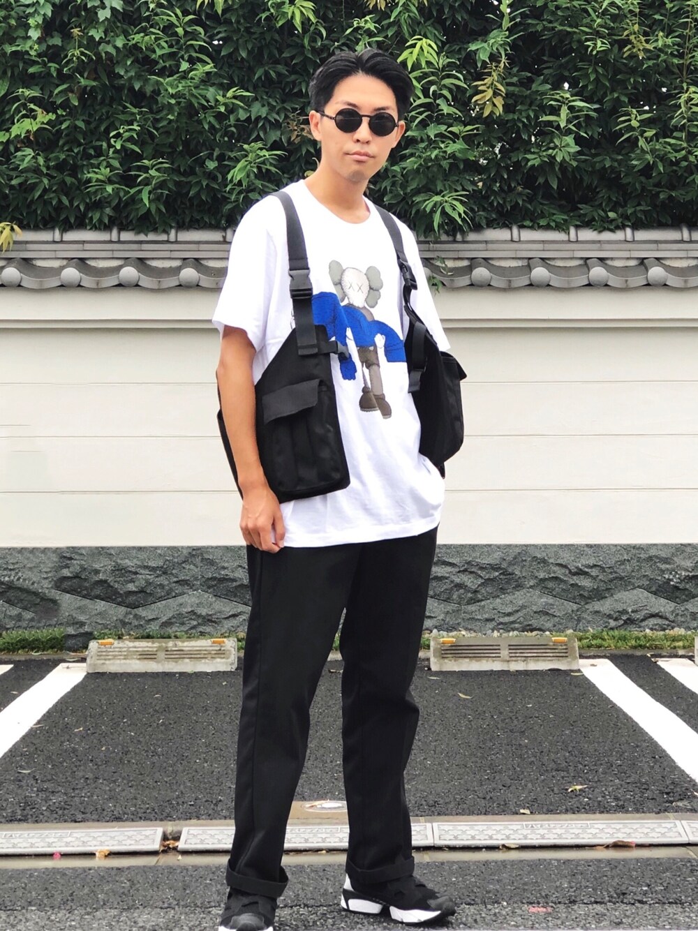 ホワイト系のTシャツ/カットソー、ブラック系のベスト、ブラック系のチノパンツを着用したメンズの夏コーディネートの1枚目の写真