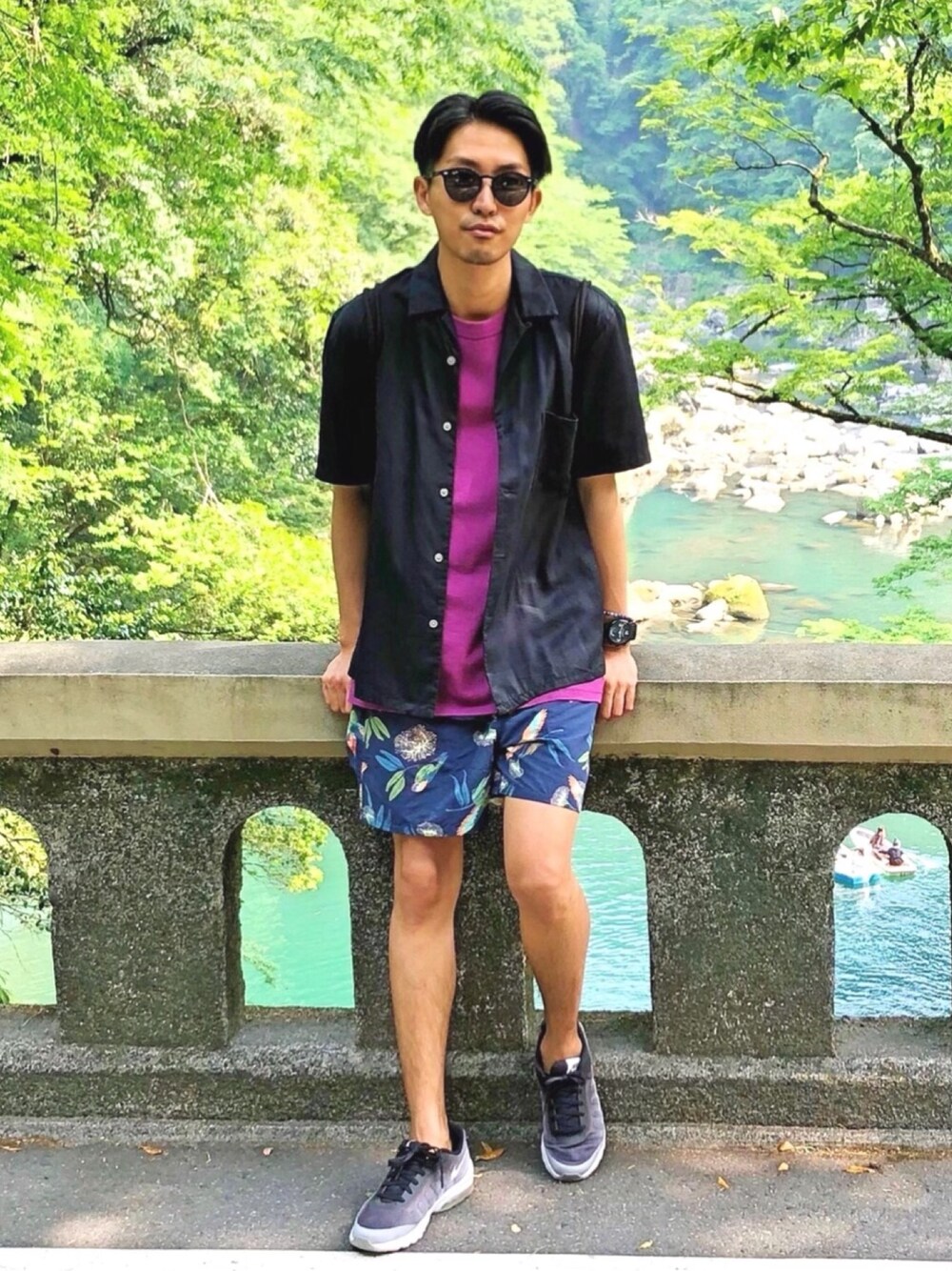 ブラック系のシャツ/ブラウス、パープル系のTシャツ/カットソー、その他のその他パンツを着用したメンズの春コーディネートの1枚目の写真