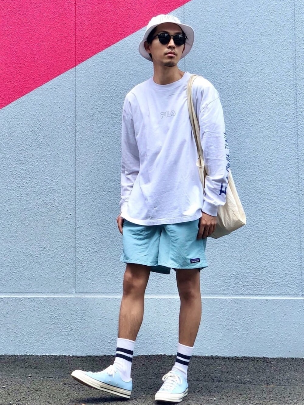 ホワイト系のTシャツ/カットソー、ブルー系のその他パンツ、ブルー系のスニーカーを着用したメンズの春コーディネートの1枚目の写真