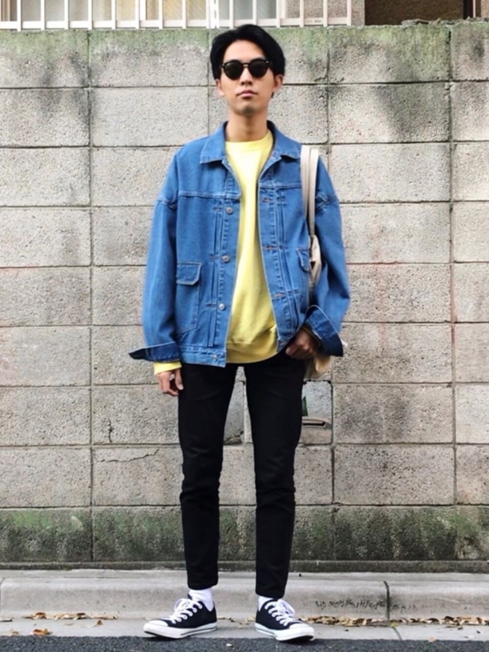 ブルー系のデニムジャケット、イエロー系のTシャツ/カットソー、ブラック系のチノパンツを着用したメンズの春コーディネートの1枚目の写真
