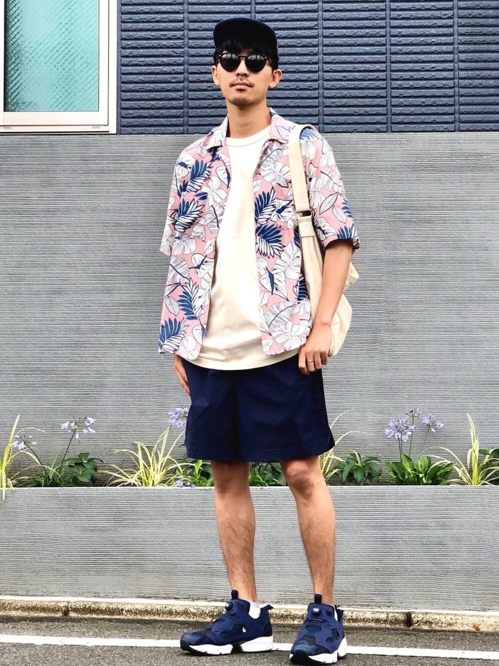 ピンク系のシャツ/ブラウス、ベージュ系のTシャツ/カットソー、ブルー系のその他パンツを着用したメンズの夏コーディネートの1枚目の写真