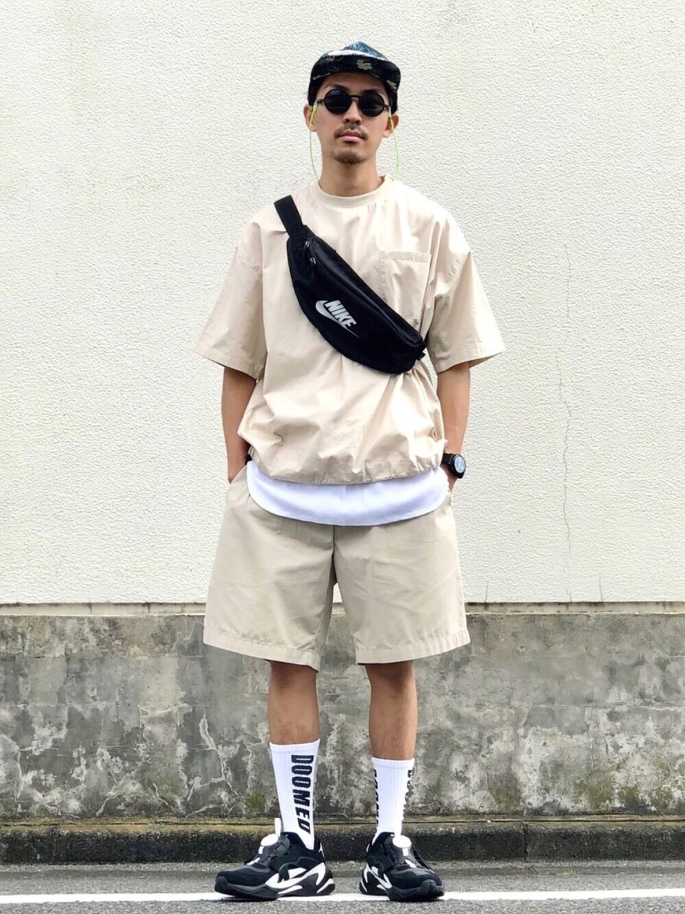 ホワイト系のシャツ/ブラウス、ホワイト系のタンクトップ、ベージュ系のパンツを着用したメンズの夏コーディネートの1枚目の写真