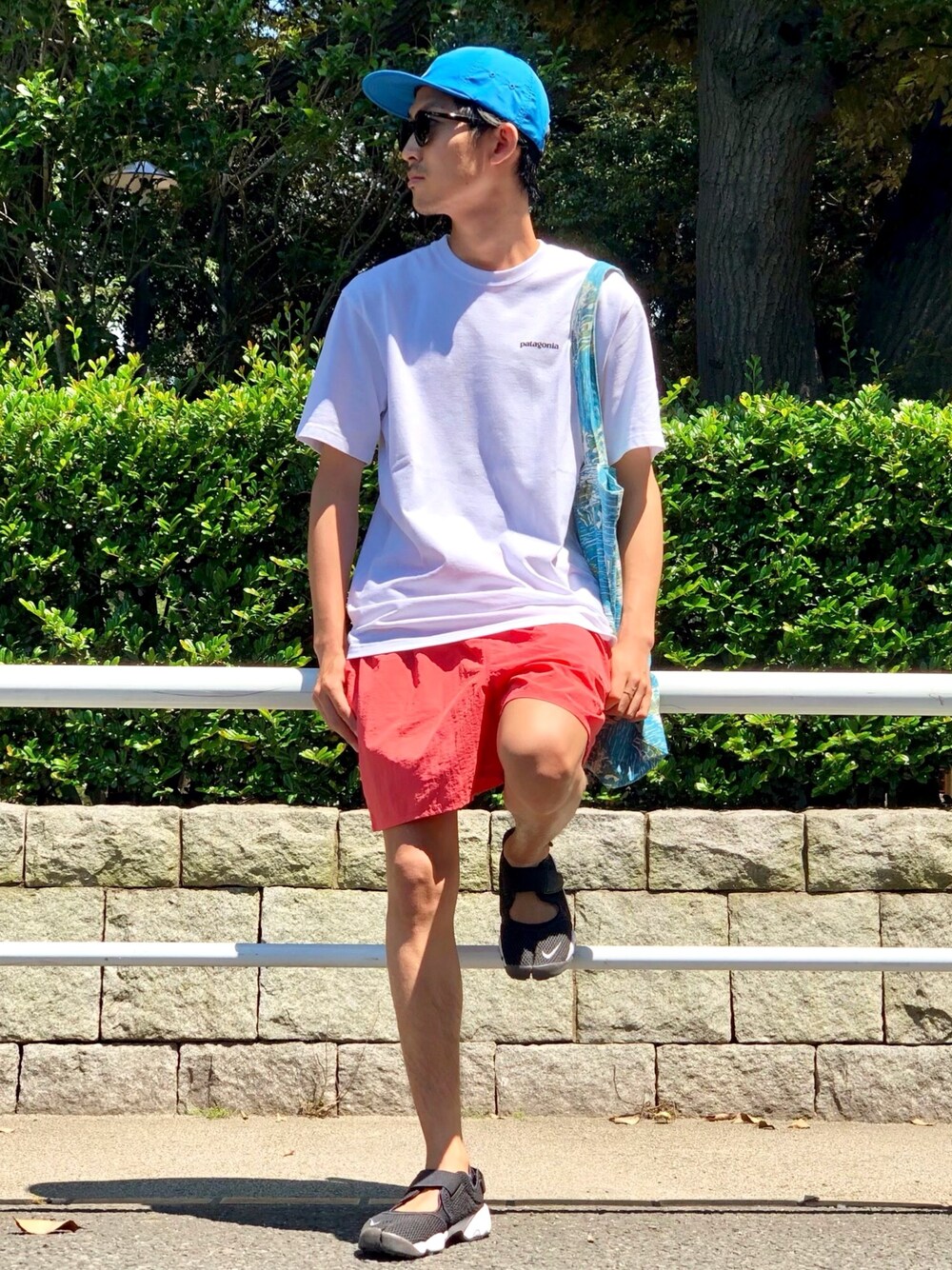 ホワイト系のTシャツ/カットソー、ピンク系のその他パンツ、ブラック系のスニーカーを着用したメンズの夏コーディネートの1枚目の写真