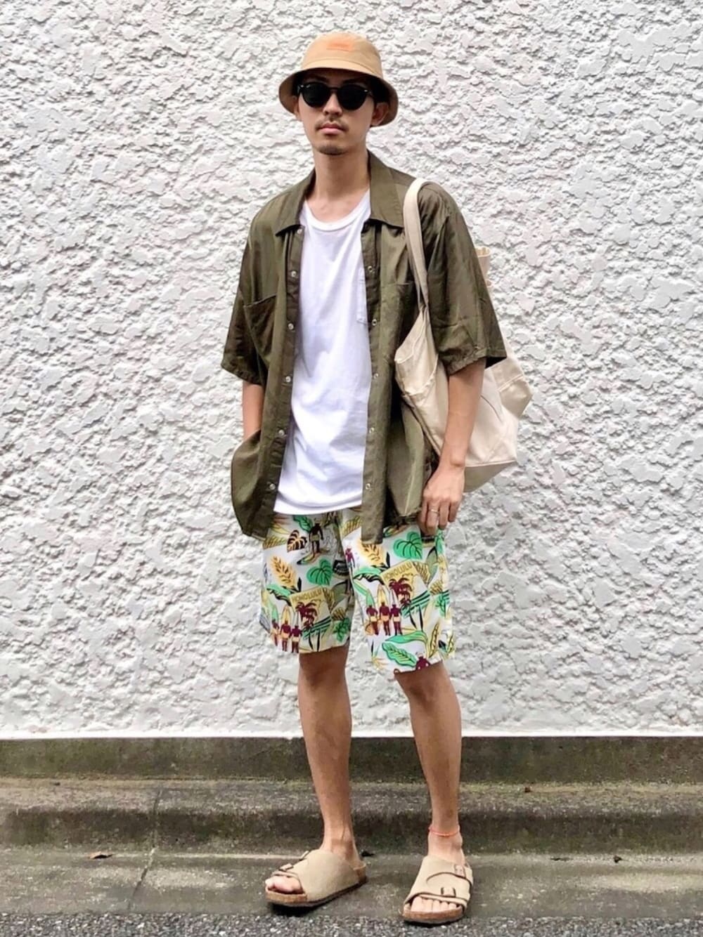 グリーン系のシャツ/ブラウス、ホワイト系のその他パンツ、ベージュ系のサンダルを着用したメンズの夏コーディネートの1枚目の写真